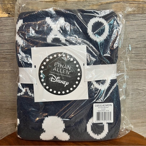 🆕 NWT Chic Love XO, White & Navy Blue Knit Throw Blanket, 30’’x 40’’ (New) - Picture 4 of 7
